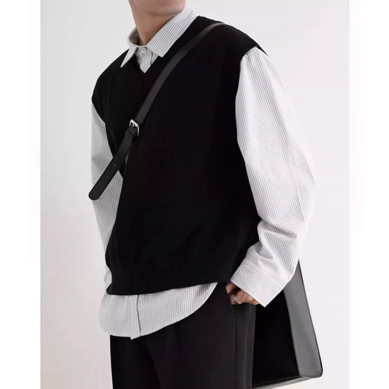 2024 Early Autumn Simple Black - Men'S Fashion V Neck Sweater ulasan dan harga